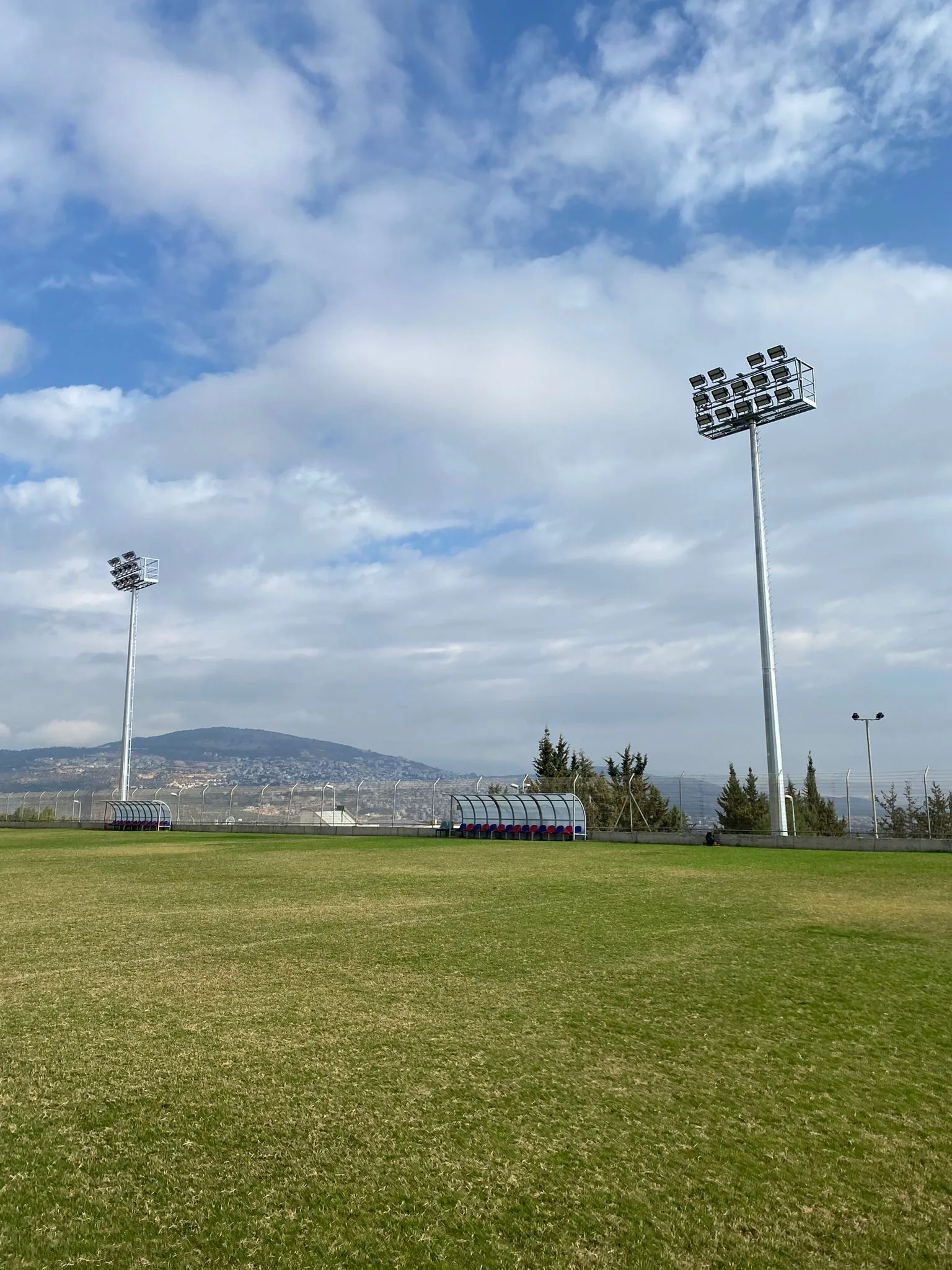 תאורת הצפה במגרש כדורגל בלילה
