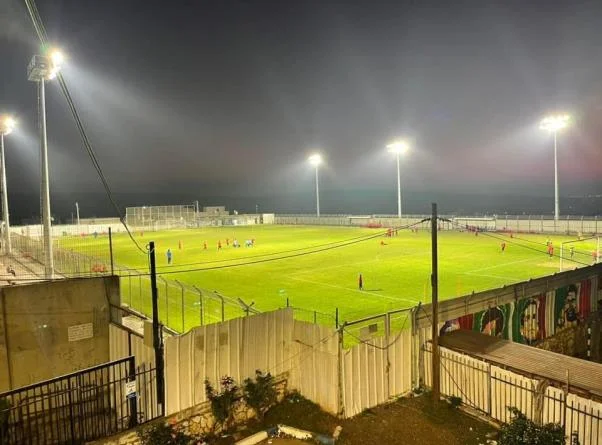 אצטדיון מואר בלילה