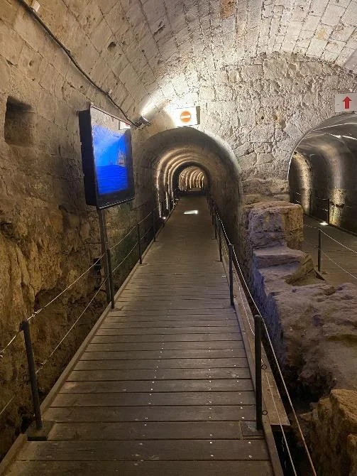 מנהרה היסטורית עם תאורת LED אמנותית