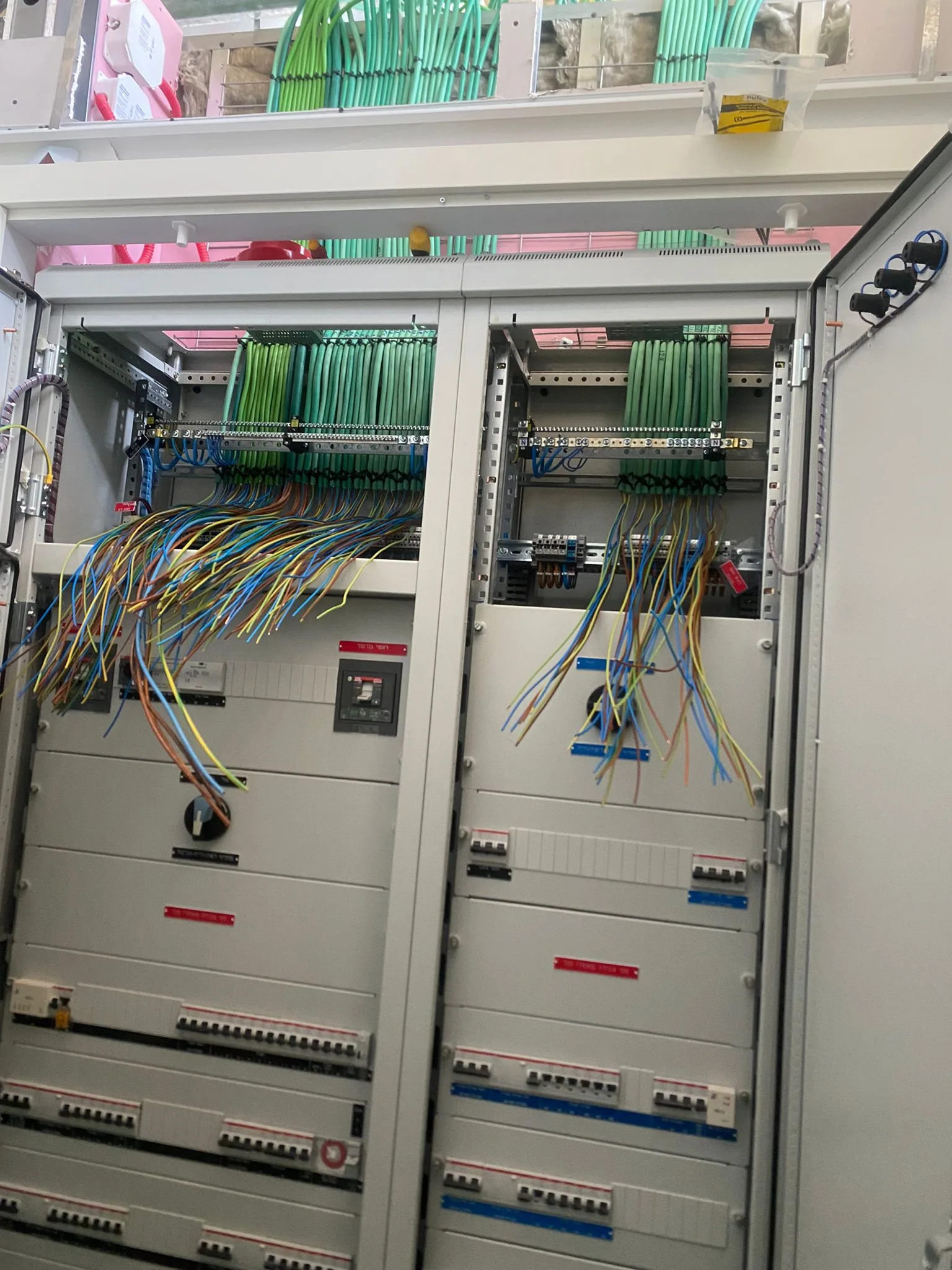 ארונות חשמל תעשייתיים עם חיווט DIN rail מקצועי במפעל