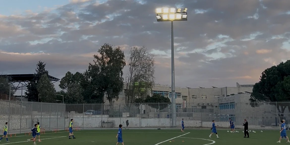 אצטדיון מואר בלילה