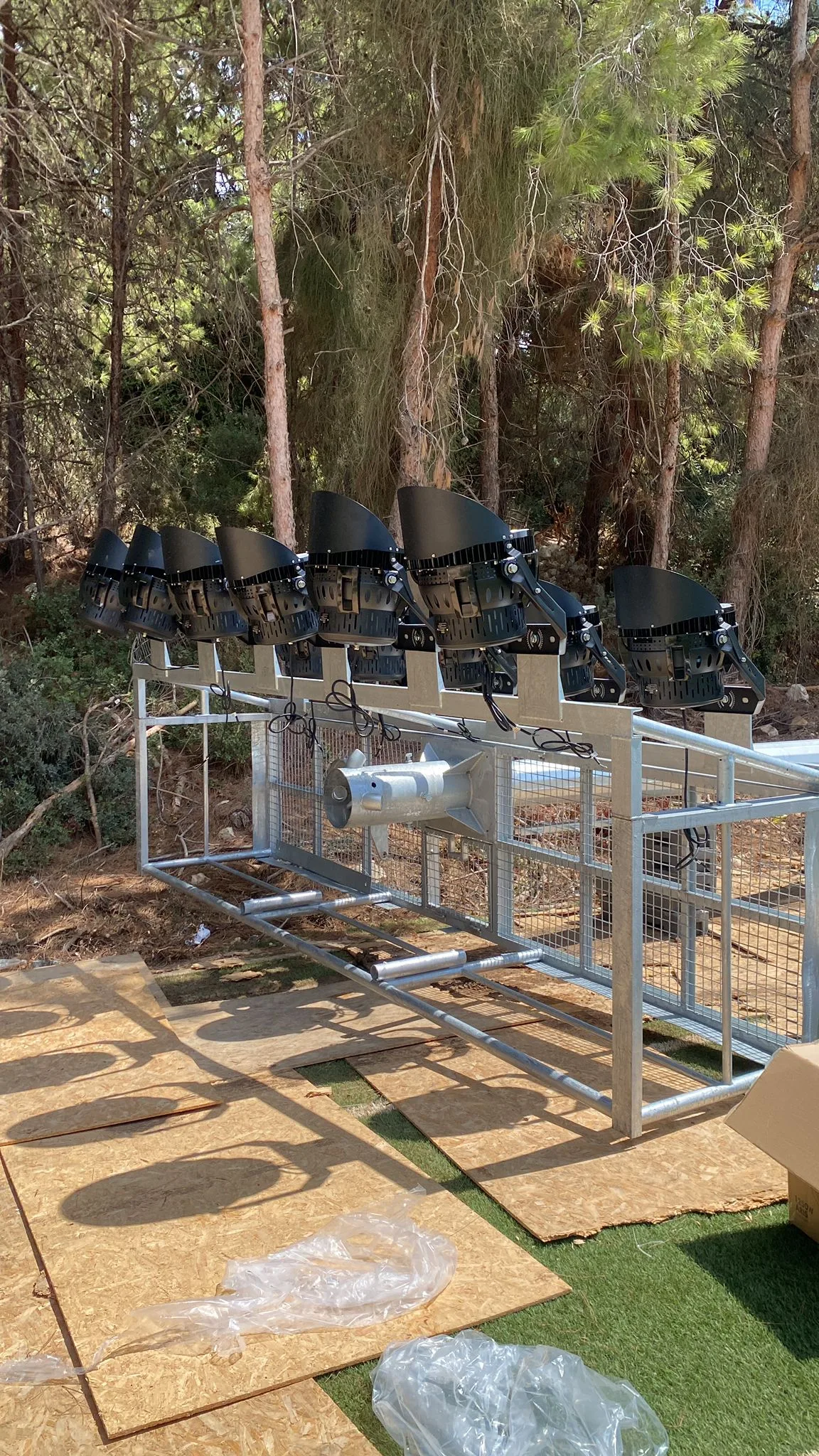 גופי תאורת LED לספורט לפני התקנה על עמודי מגרש