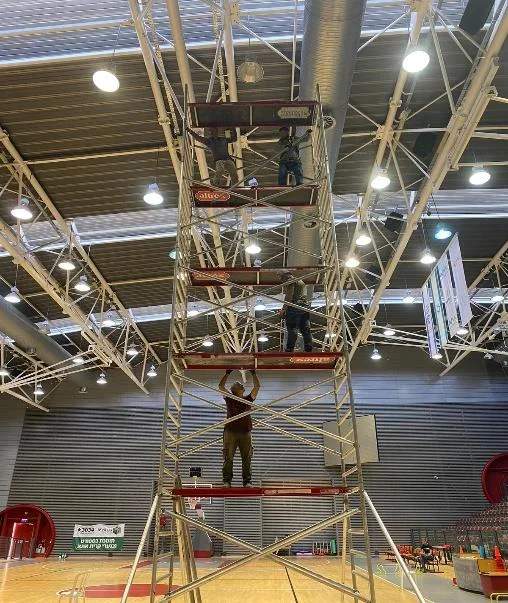 עבודת התקנת תאורה בגובה