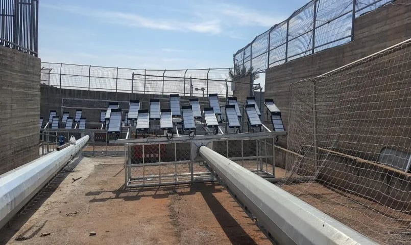 זרקורי תאורה במגרש ספורט