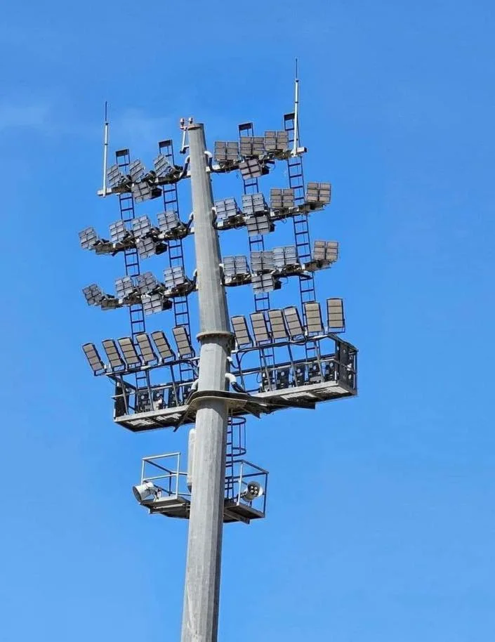 מגרש כדורגל עם תאורת לד בערב