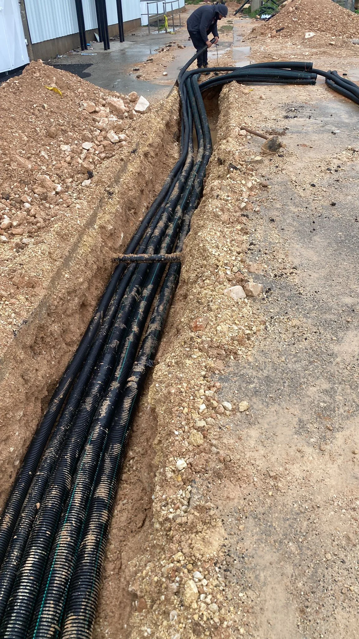 תשתיות וצנרת לעמוד תאורה